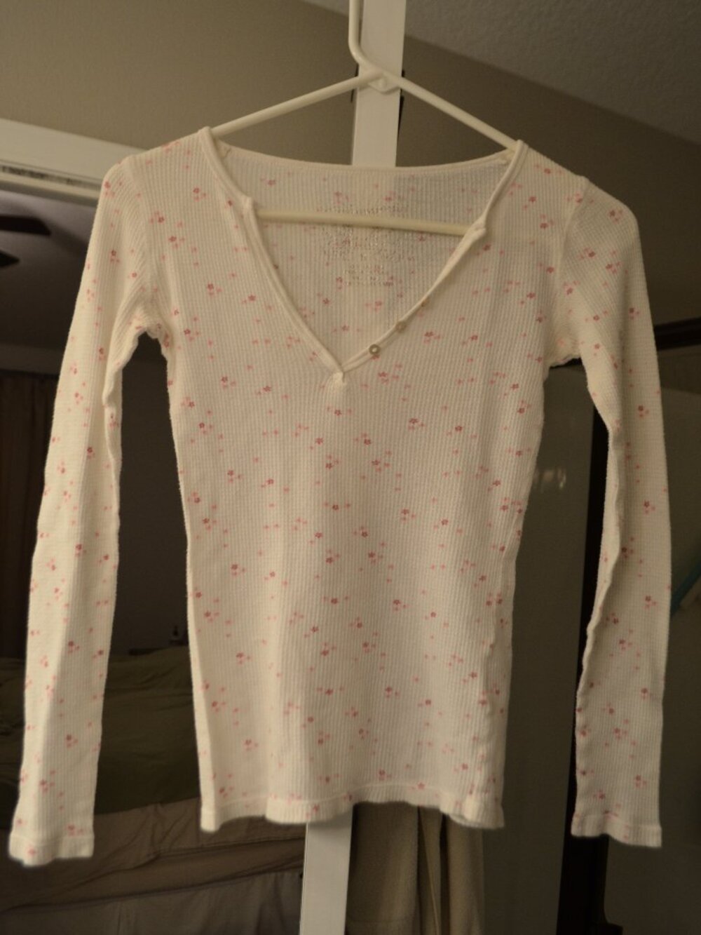 Aeropostale Womens L/S White and Pink Flower Henley, Small, V-Neck